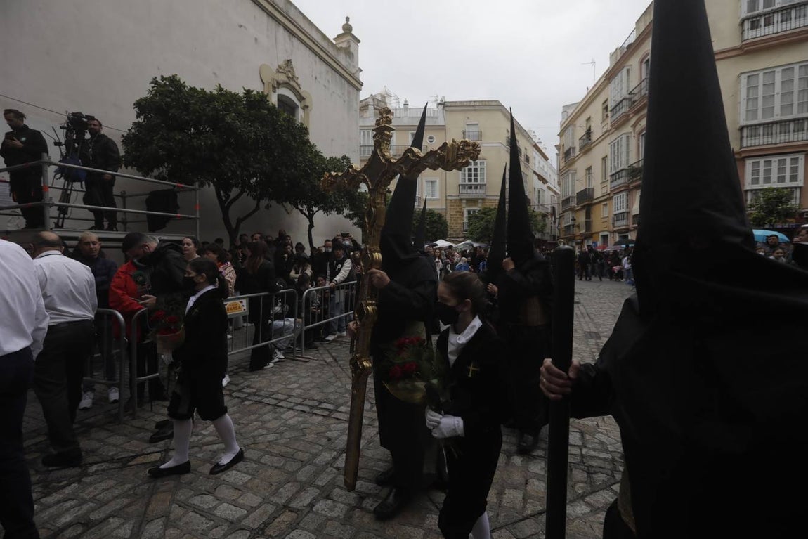 FOTOS: VeraCruz no procesiona el Lunes Santo en Cádiz por la lluvia