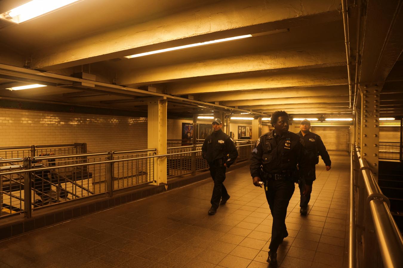 Policías caminan por la estación de metro tras el ataque. 