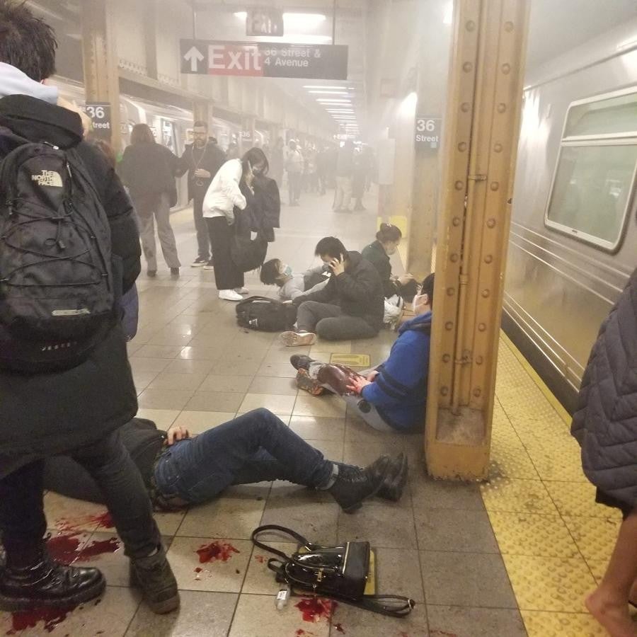 Charcos de sangre en el andén del metro de Nueva York. 