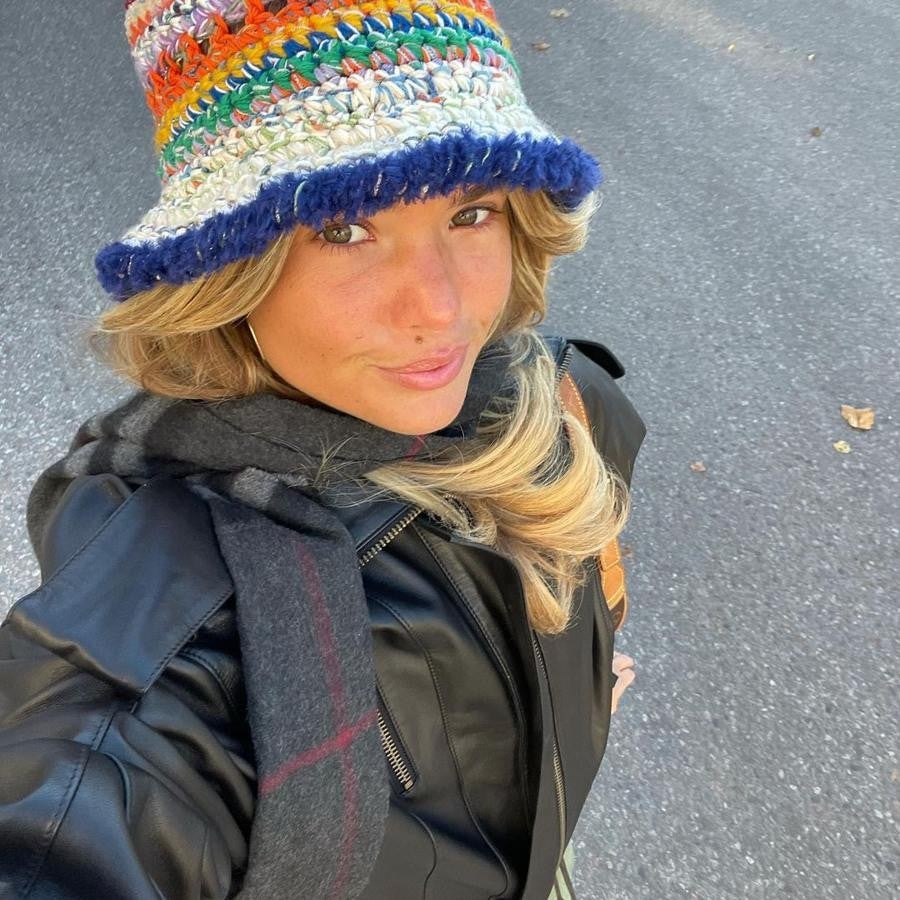 En días fríos, también - Croché en primavera para todas. ¿Quién dijo que con una biker de cuero no podría encajar? Una prueba más de que el 'mix &amp; match' es una tendencia ganadora que incluso con las mezclas más irreverentes, si se sabe encontrar el equilibrio, puede funcionar.