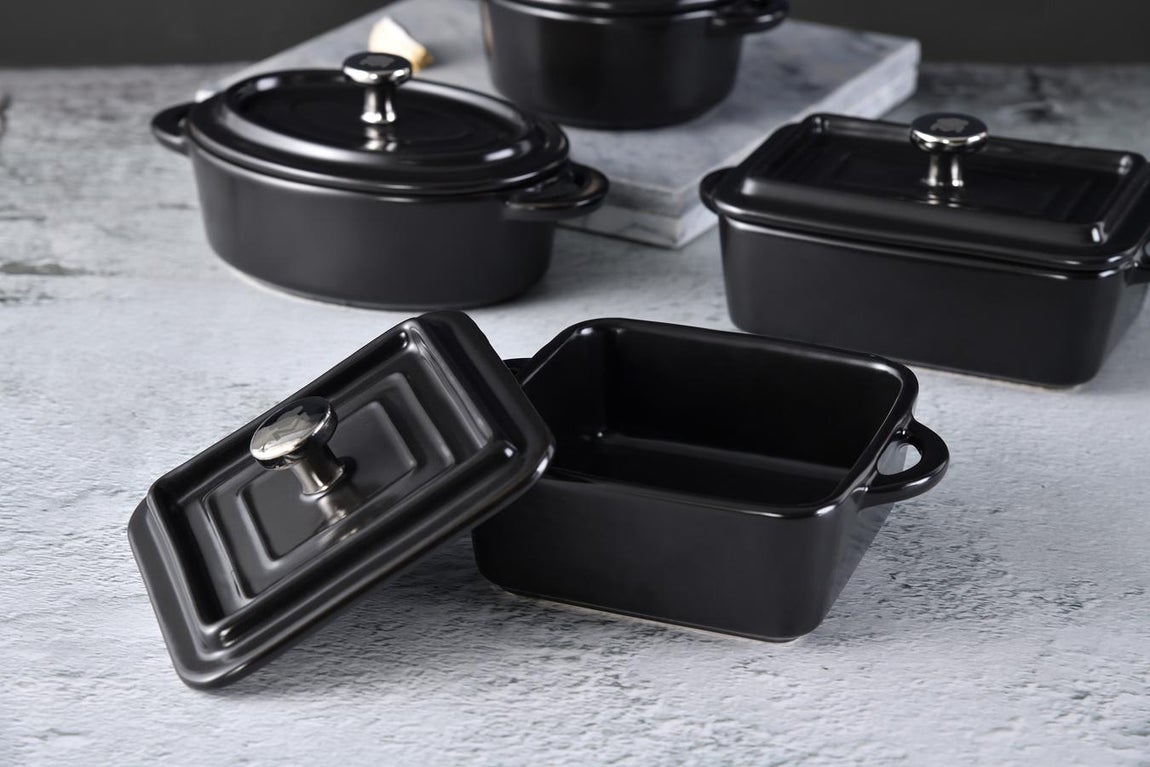 Cacerolas de Masterpro. Ideales tanto para raciones individuales o compartir con invitados y sorprenderles sirviendo directamente en estas piezas, gracias a su gran capacidad de retener el calor. La colección está formada por cuatro piezas de distintos tamaños: una redonda, una cuadrada, una ovalada y una rectangular, adaptables a cualquier receta. Están fabricadas en gres, un material que no solo es muy resistente frente a arañazos y golpes, que las hace aptas para su uso en horno y limpieza en lavavajillas para mayor comodidad.