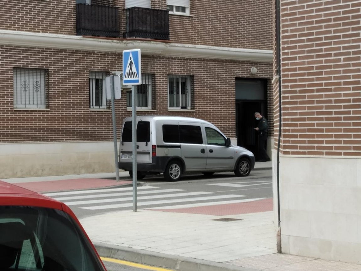 Un guardia civil en la puerta de entrada al número 1 de la calle de Juan Pablo II