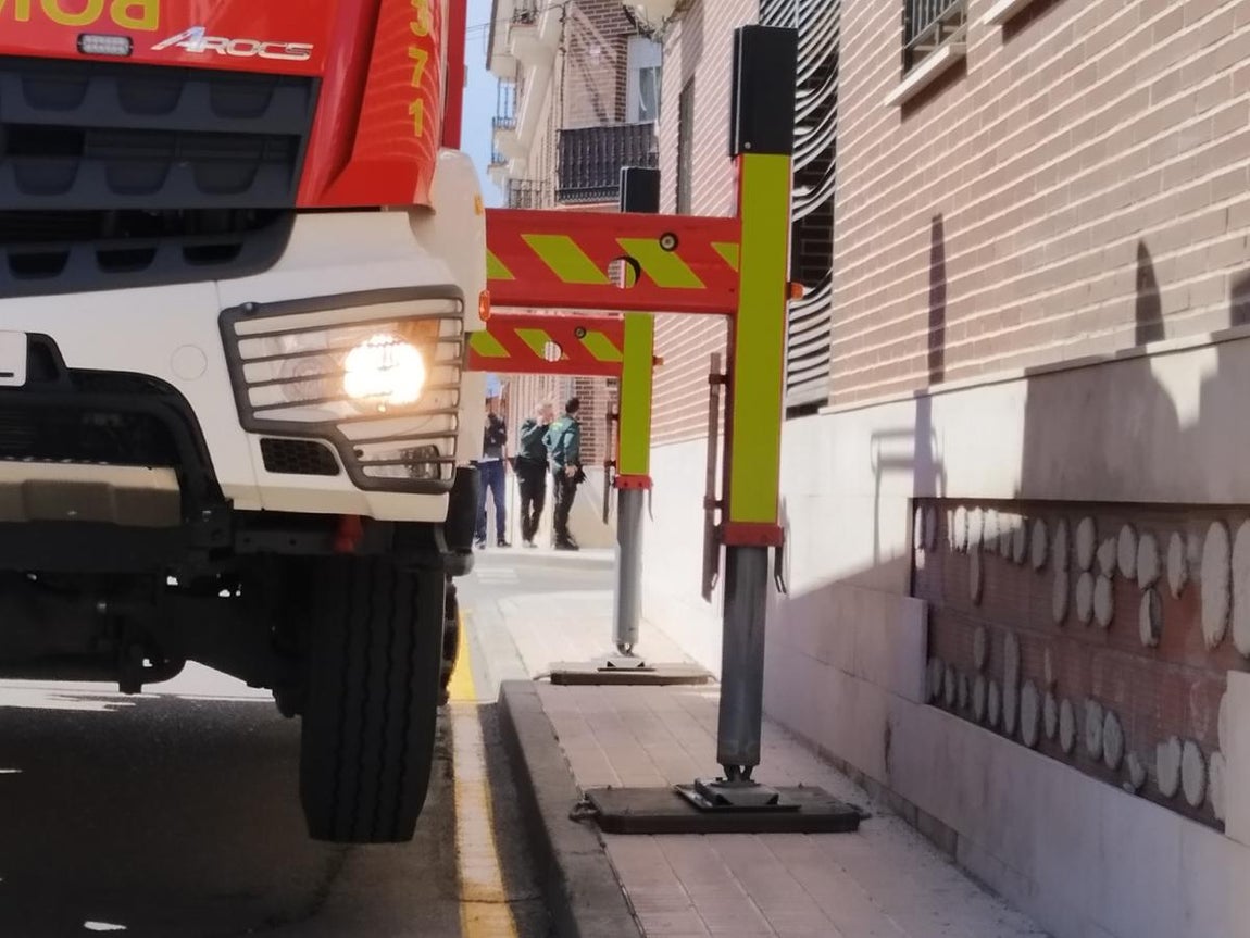 Tres agentes de la Guardia Civil en una esquina del inmueble donde vive el hombre reducido