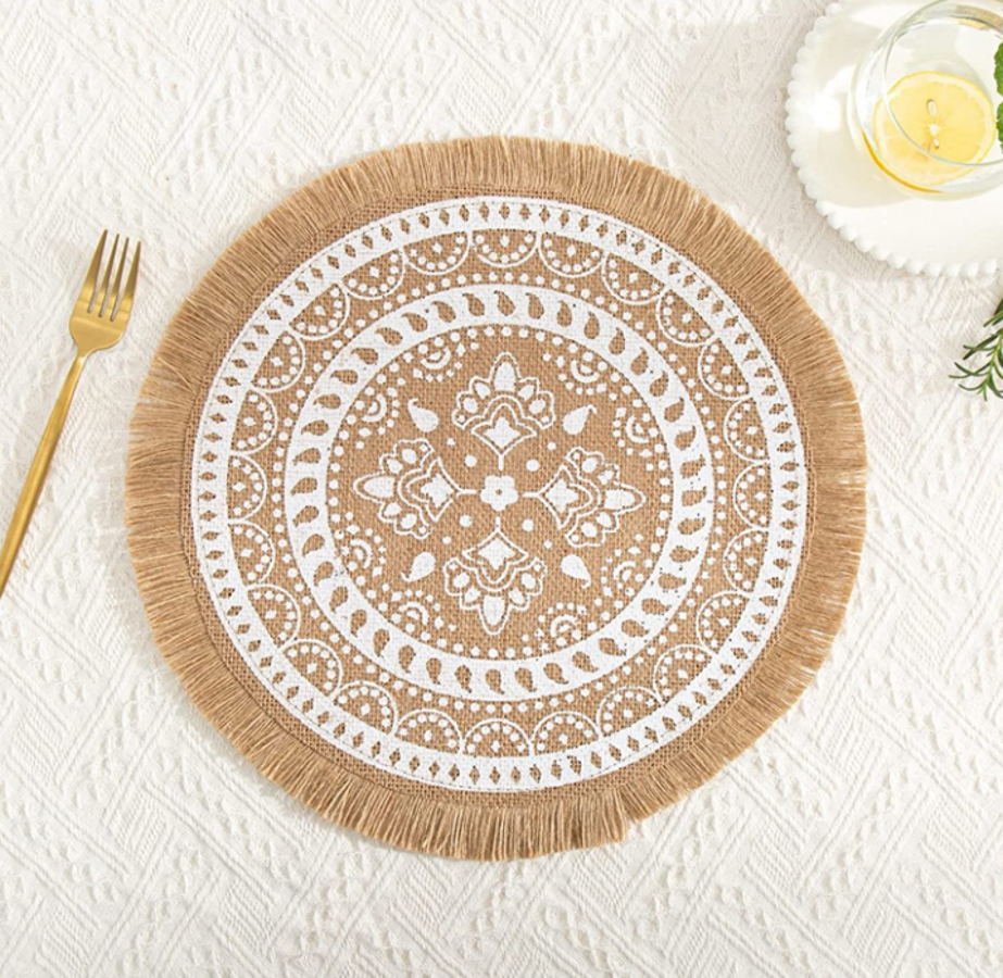 Manteles individuales. Para no manchar la mesa, este juego de mantenles está hecho de yute de alta calidad, muy duradero, antideslizante y resistente al calor, muy seguro de usar, se puede doblar libremente. Están disponibles en Amazon por 19,99 el pack de cuatro.
