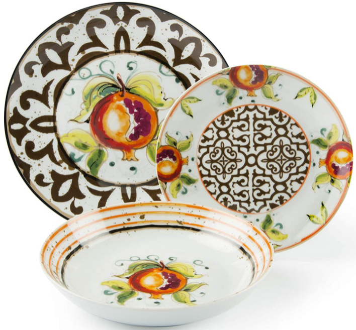 Vajilla de porcelana. De vez en cuando la ocasión invita a sacar una vajilla más especial, ¿verdad? Esta vajilla es para 6 personas está compuesta por 6 platos llanos, 6 platos hondos y 6 platos de fruta. Todos son platos hechos de porcelana y decorados. Vajilla apta para lavavajillas y microondas. Disponible en Amazon.