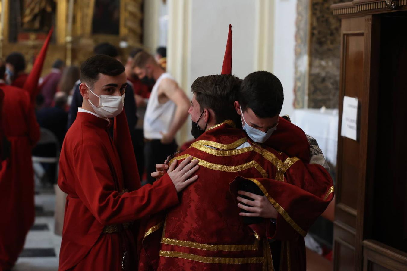 Martes Santo | La desolación por la suspensión del Buen Suceso, en imágenes