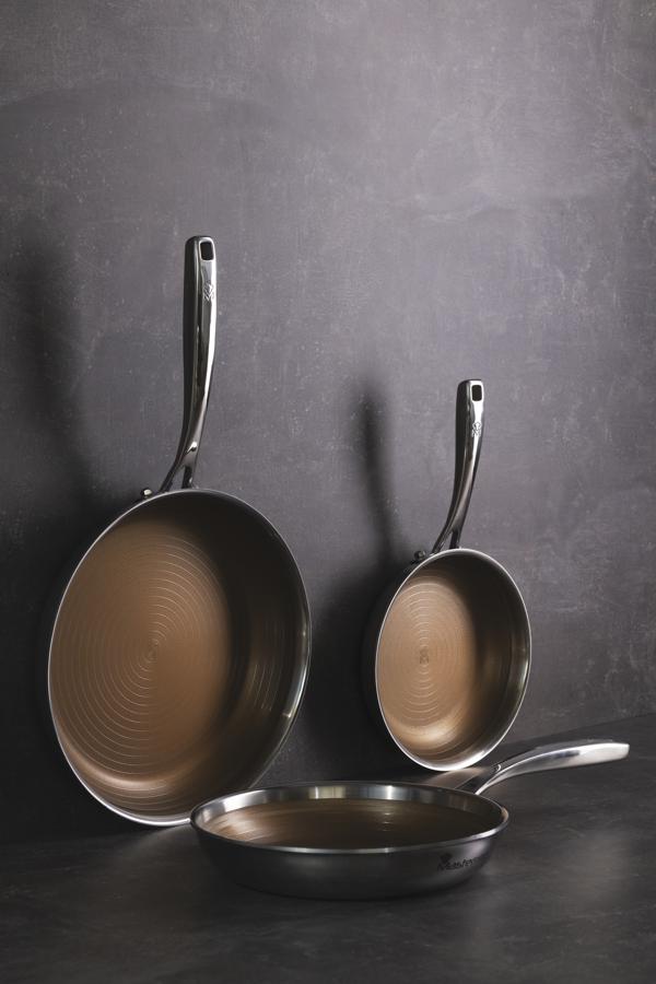 Sartenes GIRO. Las sartenes Giro de Masterpro cuentan con una revolucionaria construcción de triple capa, que permite una mejor distribución y retención del calor haciéndolas más eficientes energéticamente, además de una alta resistencia a la corrosión y al desgaste. Compuestas con acero inoxidable con una capa de antiadherente color oro libre de tóxicos en la superficie de cocinado, aluminio en su núcleo y acero inoxidable en su base, son además aptas para todo tipo de cocinas y fuegos, incluida la inducción. Su mango ergonómico proporciona un agarre mucho más cómodo y seguro mejorando el manejo a la hora de cocina.