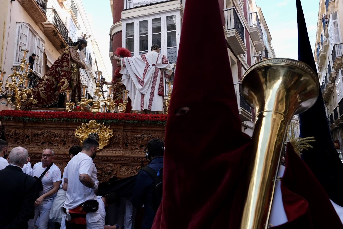 Fotos: Ecce-Homo recorre las calles de Cádiz el Martes Santo