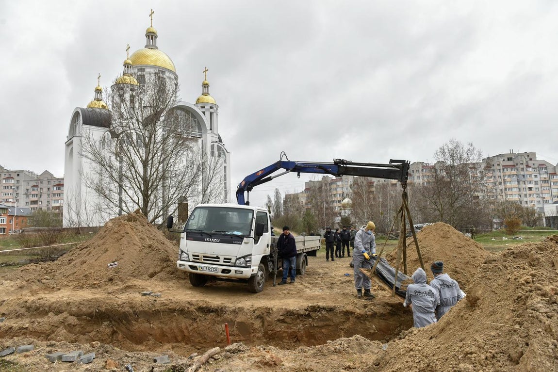 Cerca de la iglesia de St. Andrew y Pyervozvannoho Santos se encuentra una de las fosas comunes más grandes de la ciudad. 