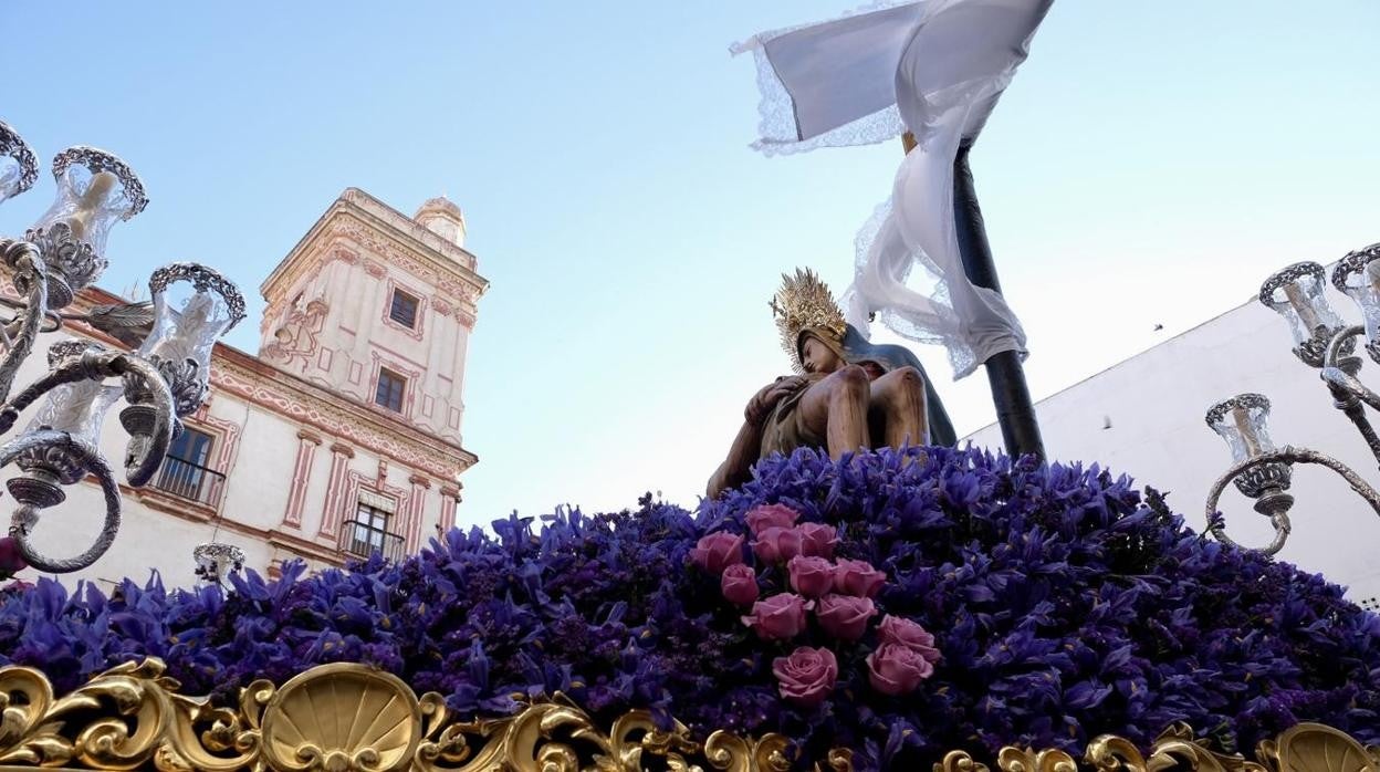 Fotos: la Hermandad del Caminito recorre las calles de Cádiz este Miércoles Santo