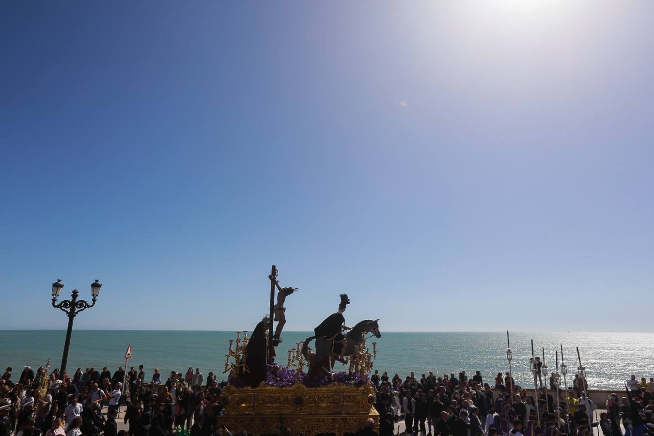 Fotos: Las Aguas, el Miércoles Santo en las calles de Cádiz