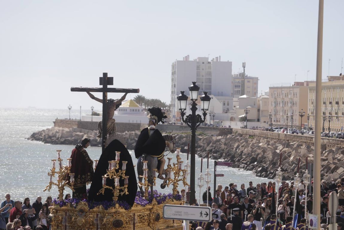 Fotos: Las Aguas, el Miércoles Santo en las calles de Cádiz