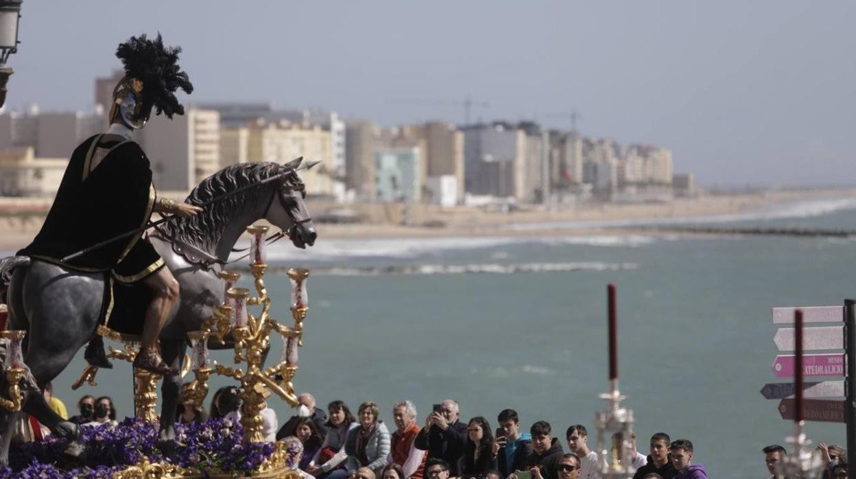 Fotos: Las Aguas, el Miércoles Santo en las calles de Cádiz