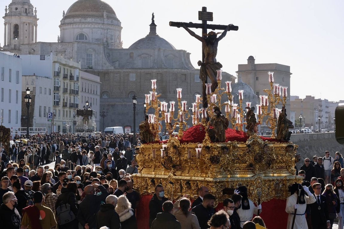 El espectacular regreso de La Palma a su templo acompañado por sus fieles