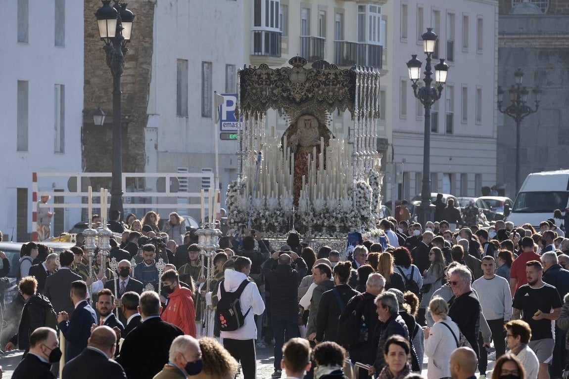 El espectacular regreso de La Palma a su templo acompañado por sus fieles
