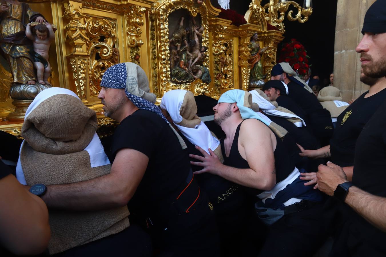 Jueves Santo | El clasicismo de la procesión de las Angustias de Córdoba, en imágenes