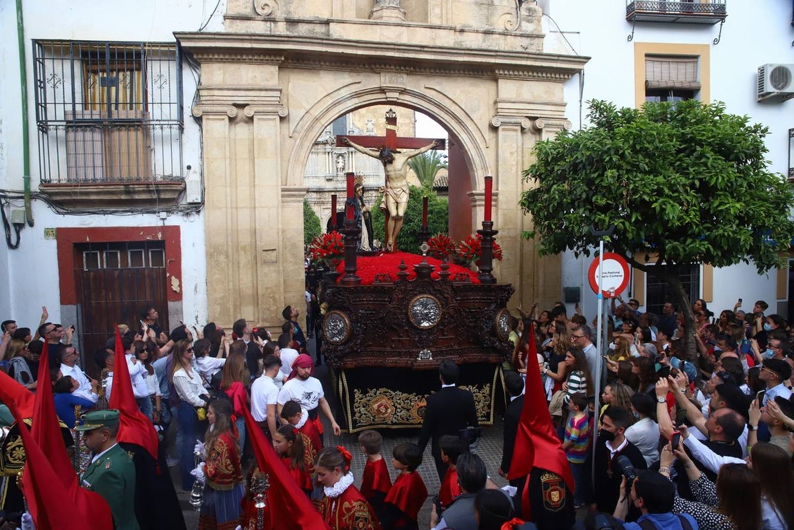 Jueves Santo | La esperada salida de la Caridad de Córdoba, en imágenes