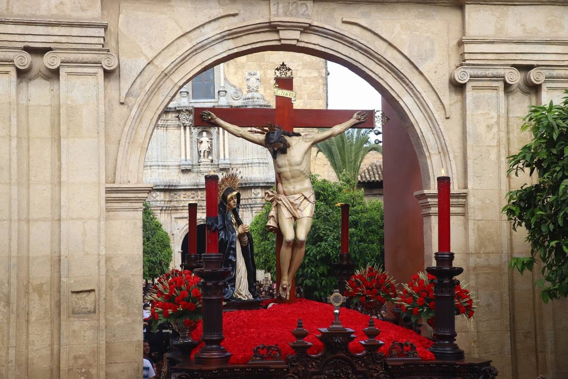 Jueves Santo | La esperada salida de la Caridad de Córdoba, en imágenes