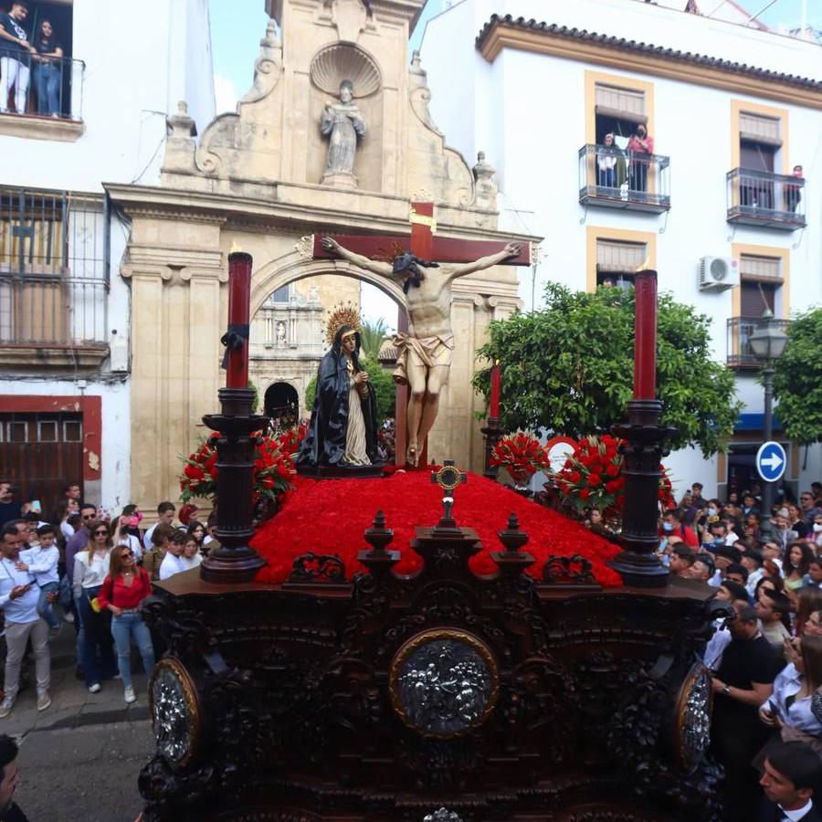 Jueves Santo | La esperada salida de la Caridad de Córdoba, en imágenes
