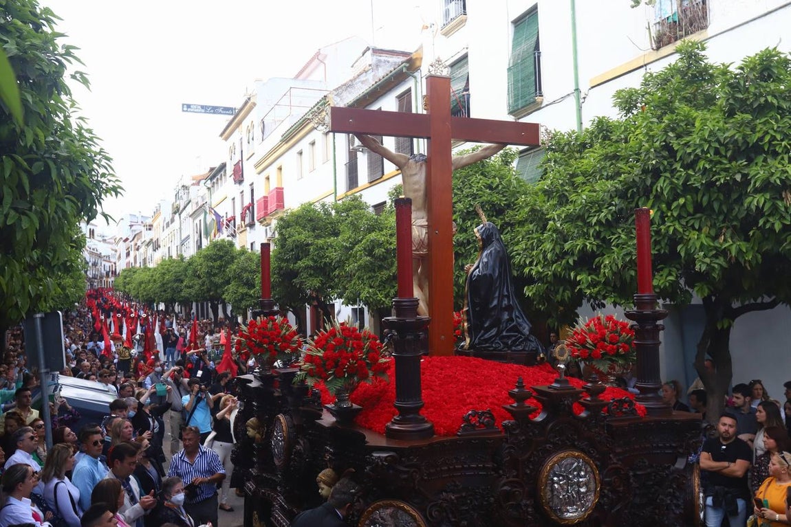 Jueves Santo | La esperada salida de la Caridad de Córdoba, en imágenes