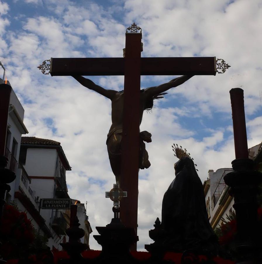 Jueves Santo | La esperada salida de la Caridad de Córdoba, en imágenes