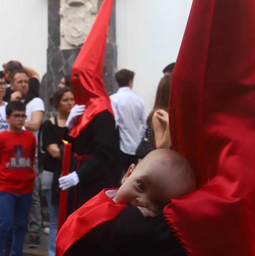 Jueves Santo | La esperada salida de la Caridad de Córdoba, en imágenes