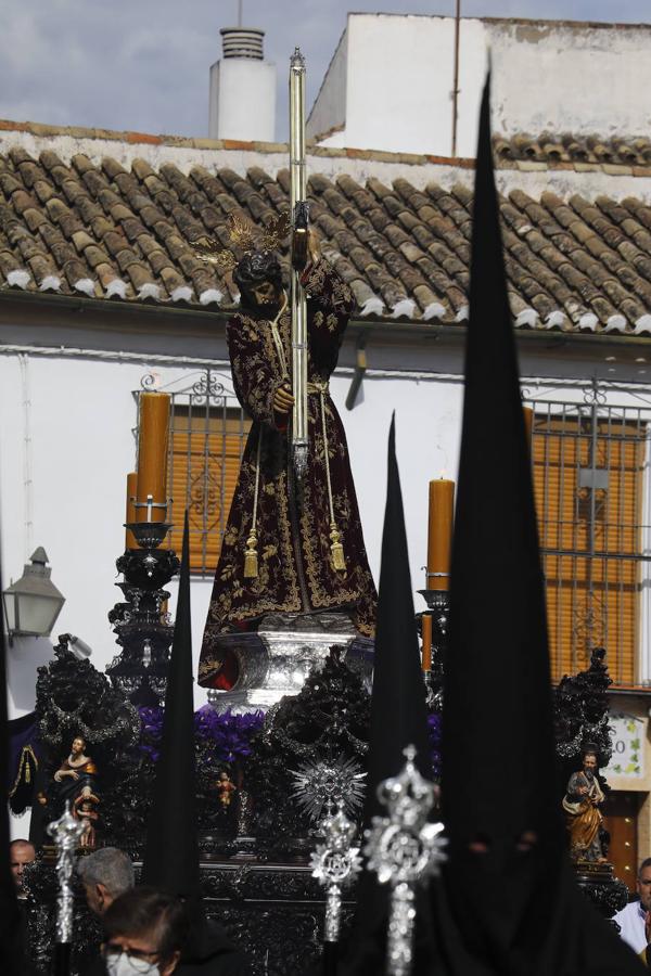 Jueves Santo | La sobria salida de Jesús Nazareno de Córdoba, en imágenes