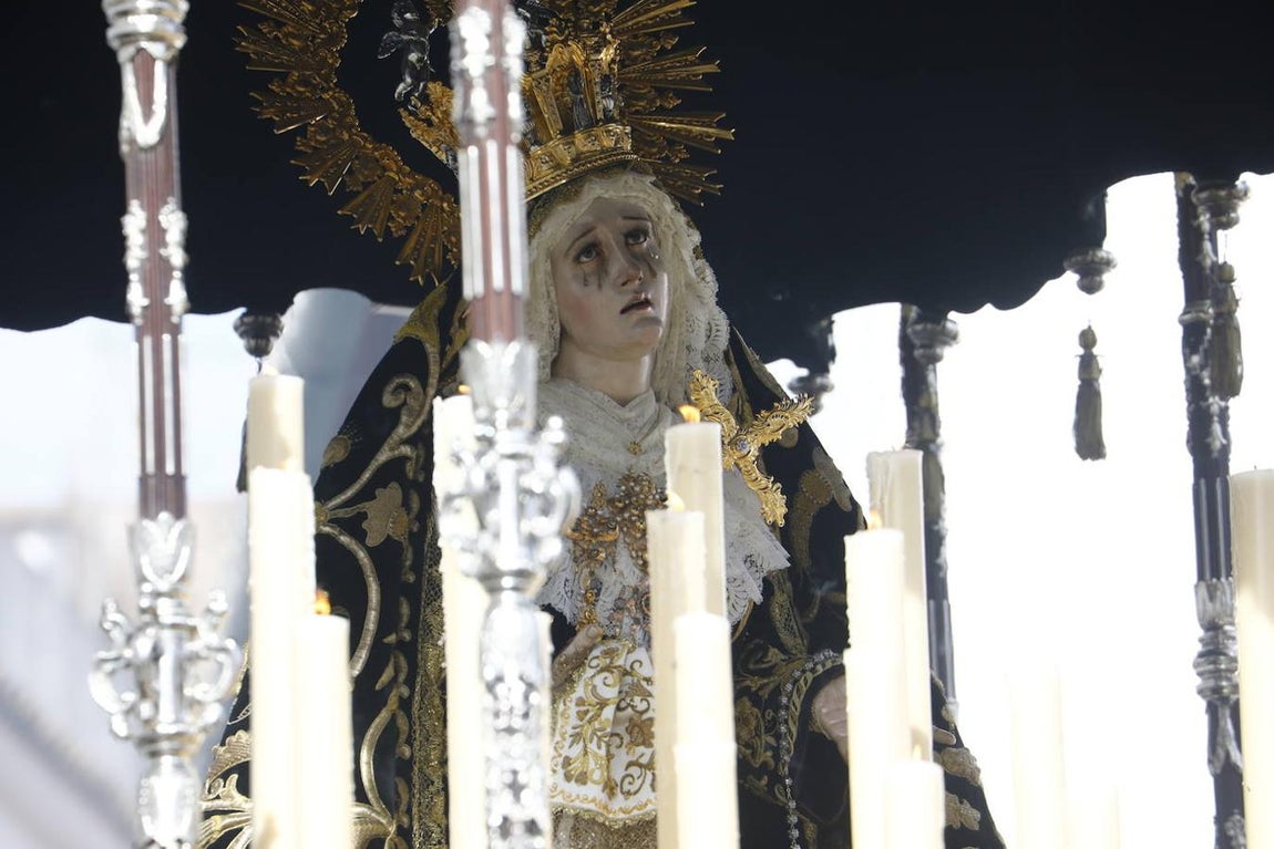 Jueves Santo | La sobria salida de Jesús Nazareno de Córdoba, en imágenes
