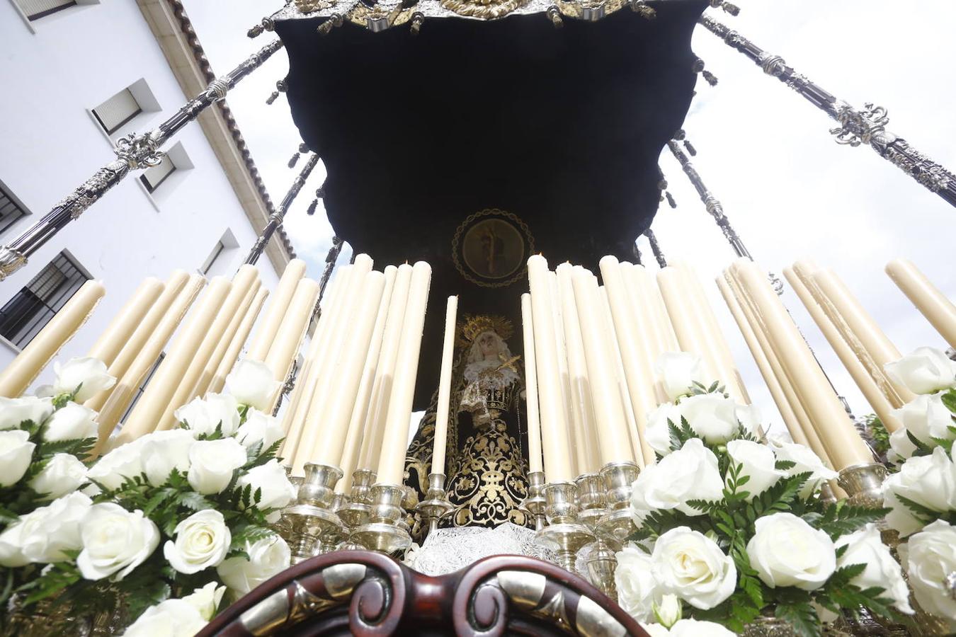 Jueves Santo | La sobria salida de Jesús Nazareno de Córdoba, en imágenes