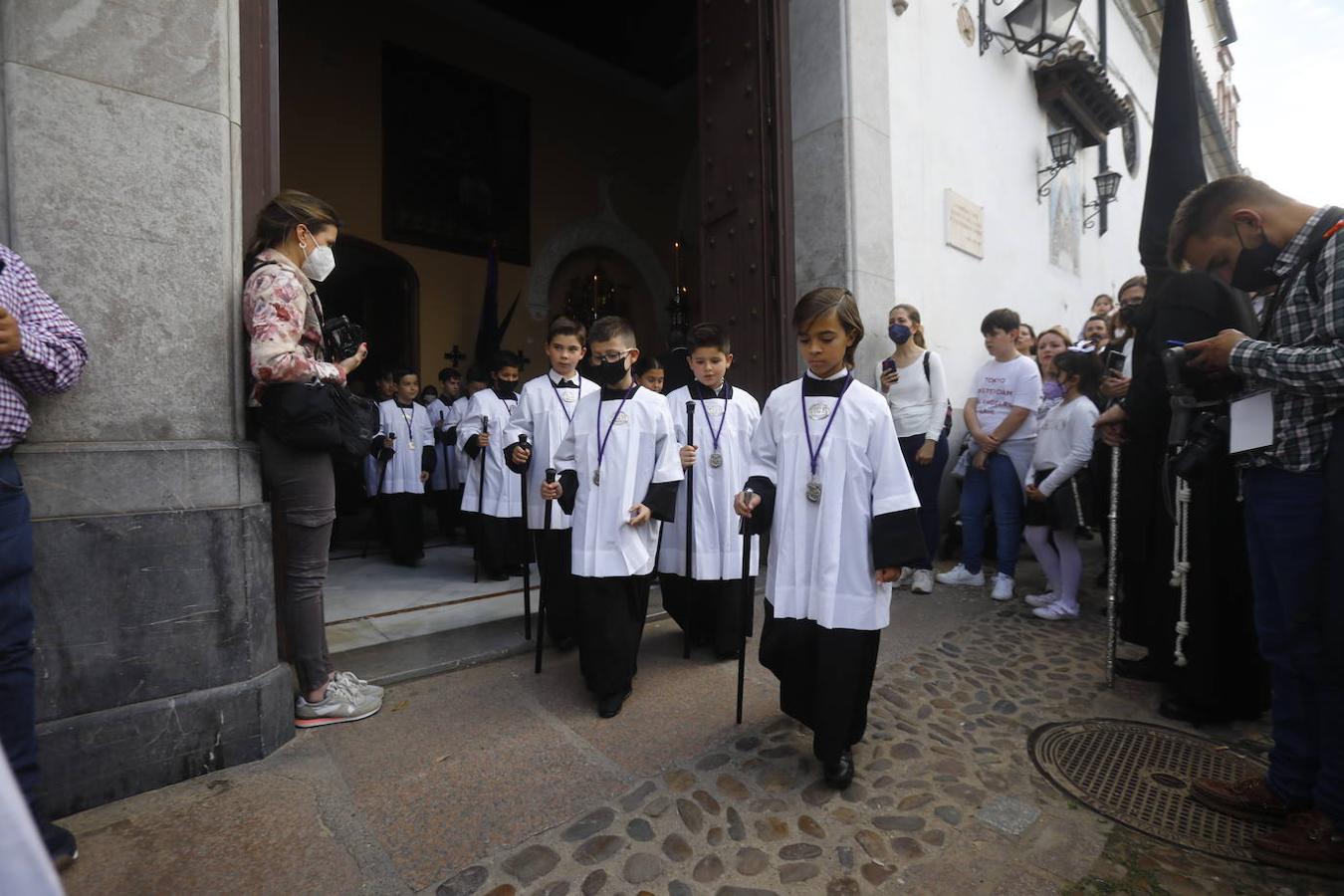 Jueves Santo | La sobria salida de Jesús Nazareno de Córdoba, en imágenes