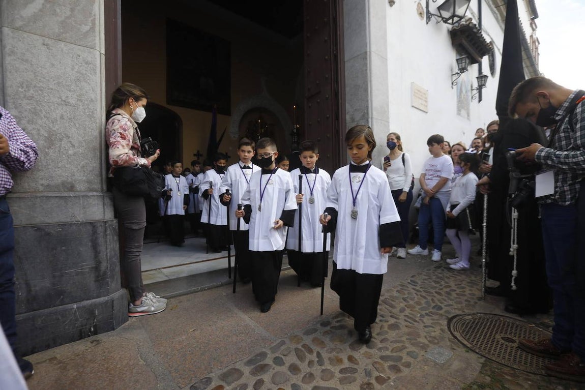 Jueves Santo | La sobria salida de Jesús Nazareno de Córdoba, en imágenes
