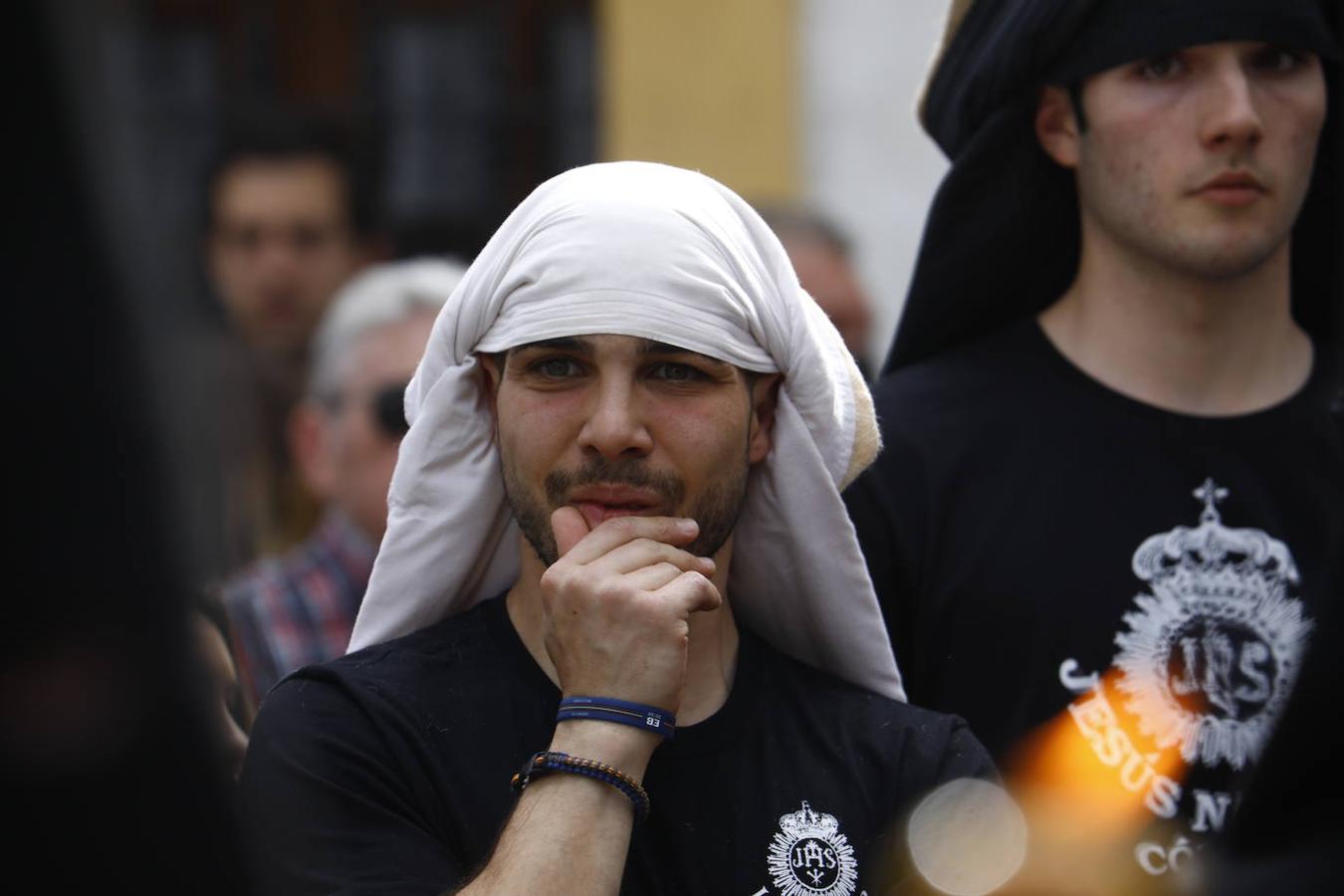 Jueves Santo | La sobria salida de Jesús Nazareno de Córdoba, en imágenes