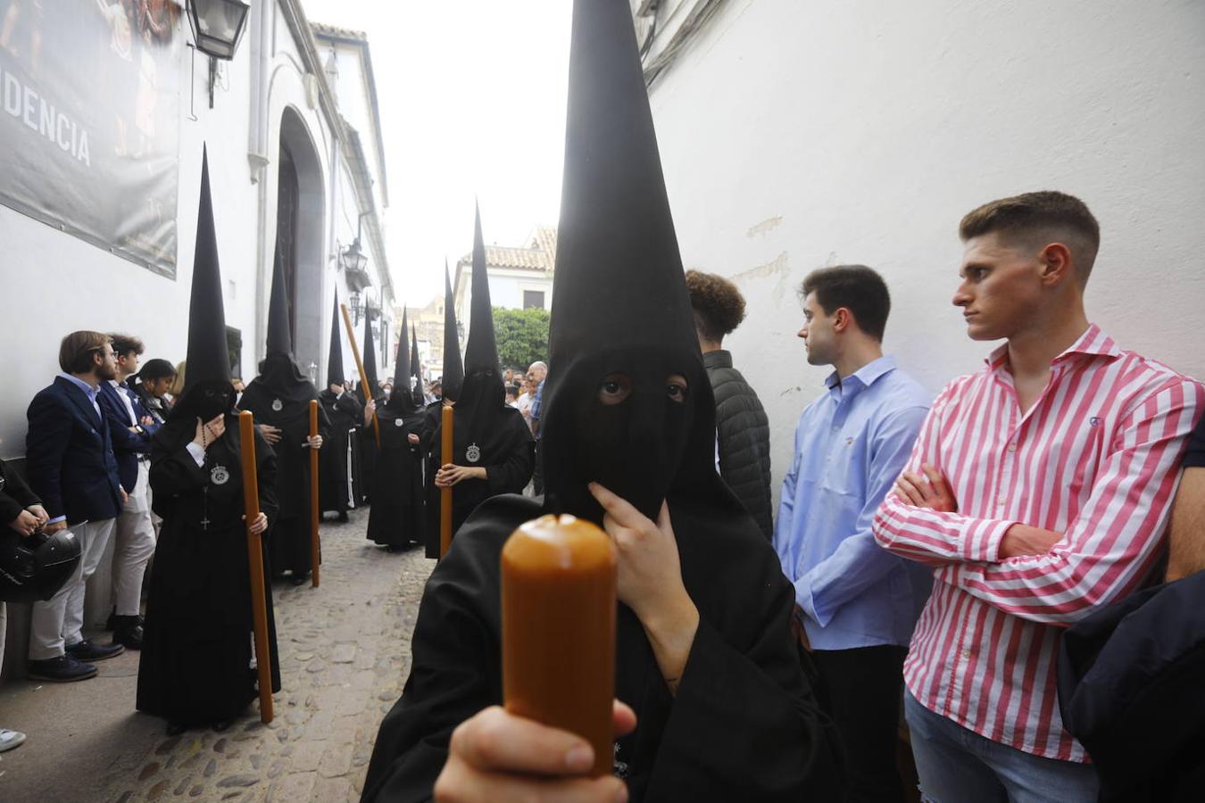 Jueves Santo | La sobria salida de Jesús Nazareno de Córdoba, en imágenes