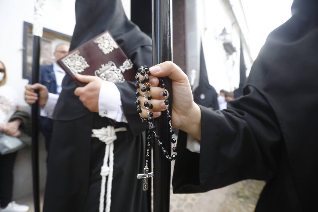 Jueves Santo | La sobria salida de Jesús Nazareno de Córdoba, en imágenes