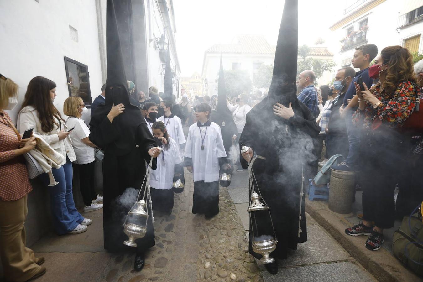 Jueves Santo | La sobria salida de Jesús Nazareno de Córdoba, en imágenes