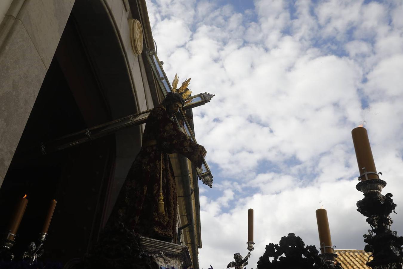 Jueves Santo | La sobria salida de Jesús Nazareno de Córdoba, en imágenes