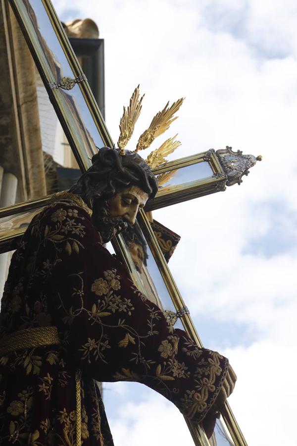 Jueves Santo | La sobria salida de Jesús Nazareno de Córdoba, en imágenes