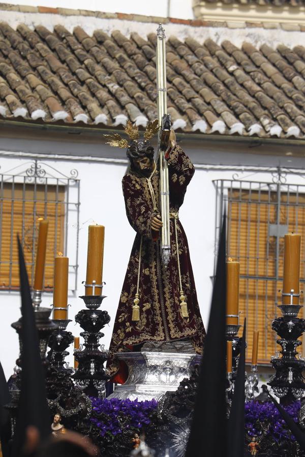 Jueves Santo | La sobria salida de Jesús Nazareno de Córdoba, en imágenes