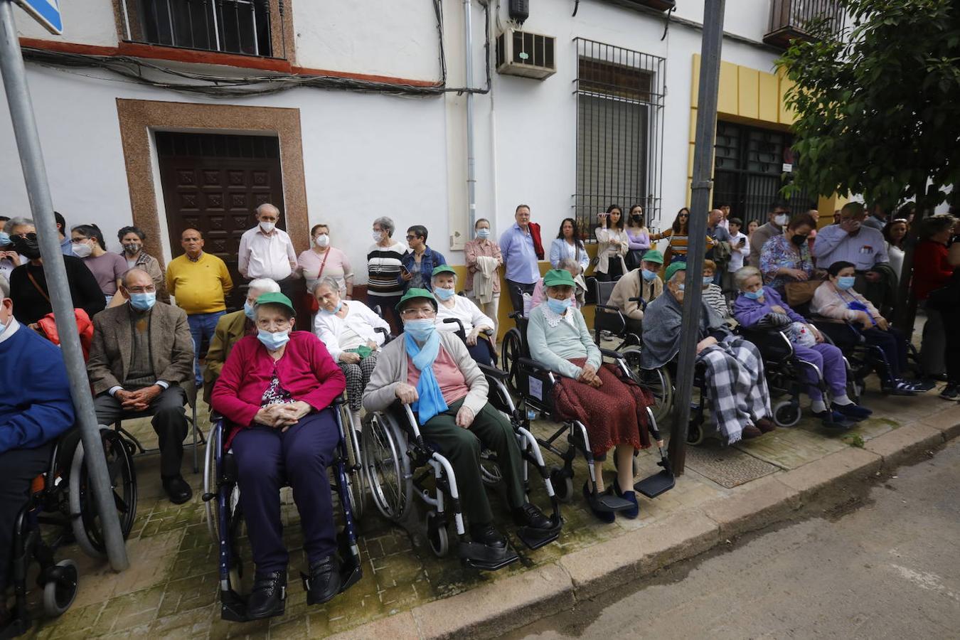 Jueves Santo | La sobria salida de Jesús Nazareno de Córdoba, en imágenes