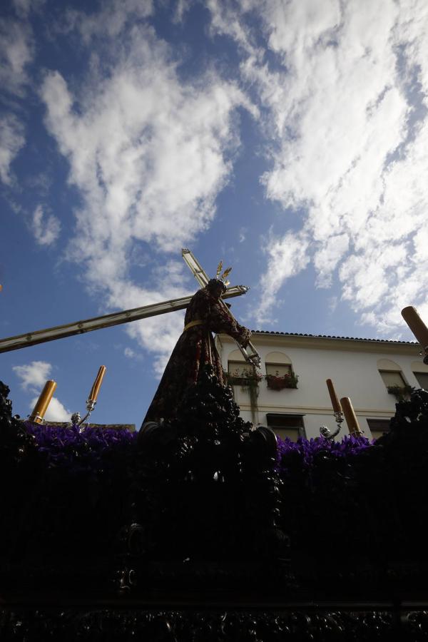 Jueves Santo | La sobria salida de Jesús Nazareno de Córdoba, en imágenes