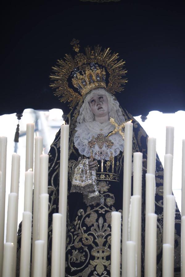 Jueves Santo | La sobria salida de Jesús Nazareno de Córdoba, en imágenes