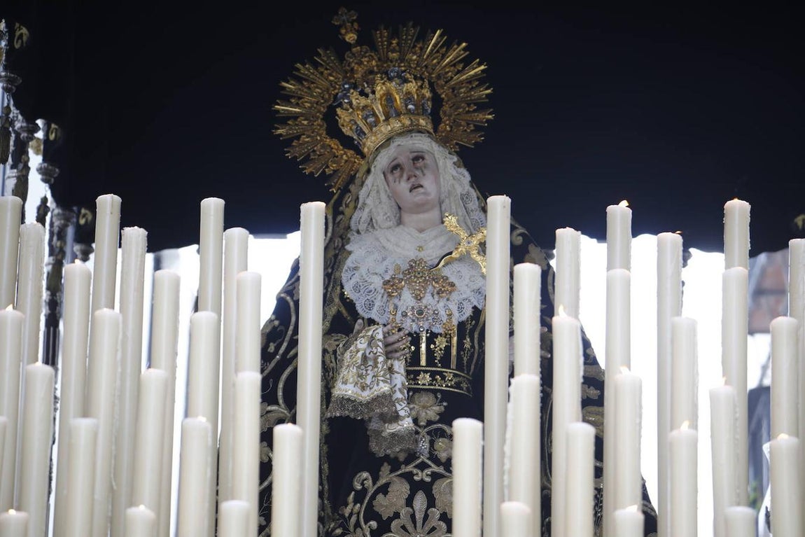 Jueves Santo | La sobria salida de Jesús Nazareno de Córdoba, en imágenes