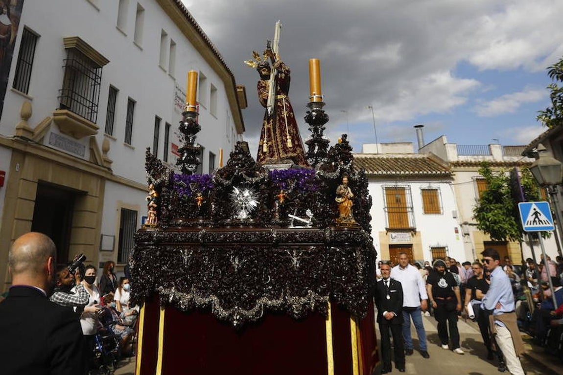 Jueves Santo | La sobria salida de Jesús Nazareno de Córdoba, en imágenes