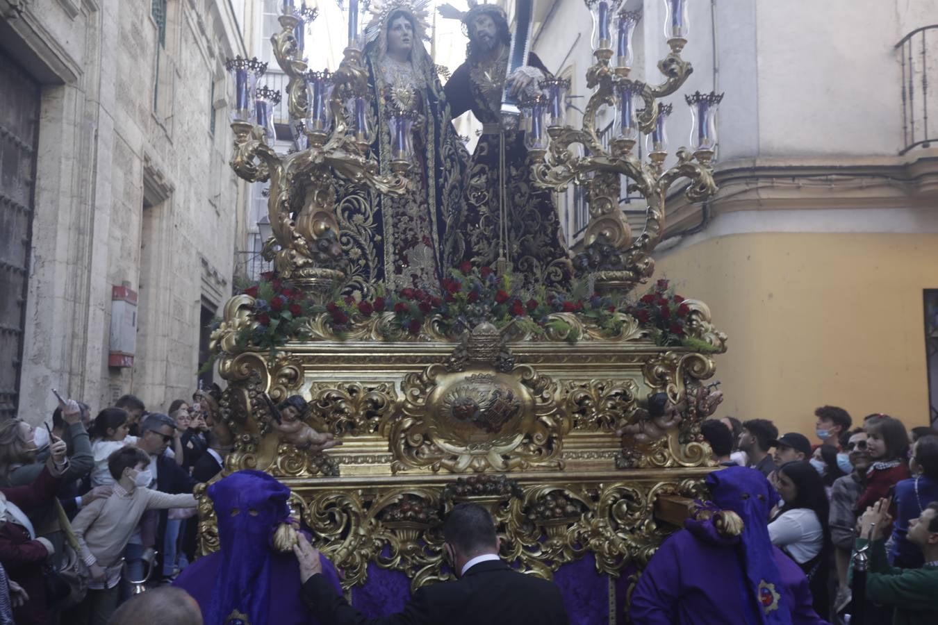 Fotos: La hermandad de Afligidos, el Jueves Santo en Cádiz