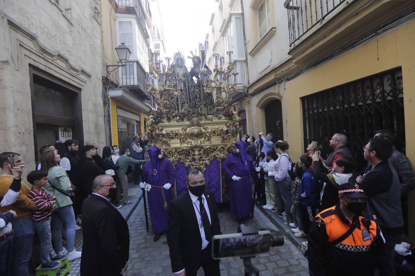 Fotos: La hermandad de Afligidos, el Jueves Santo en Cádiz