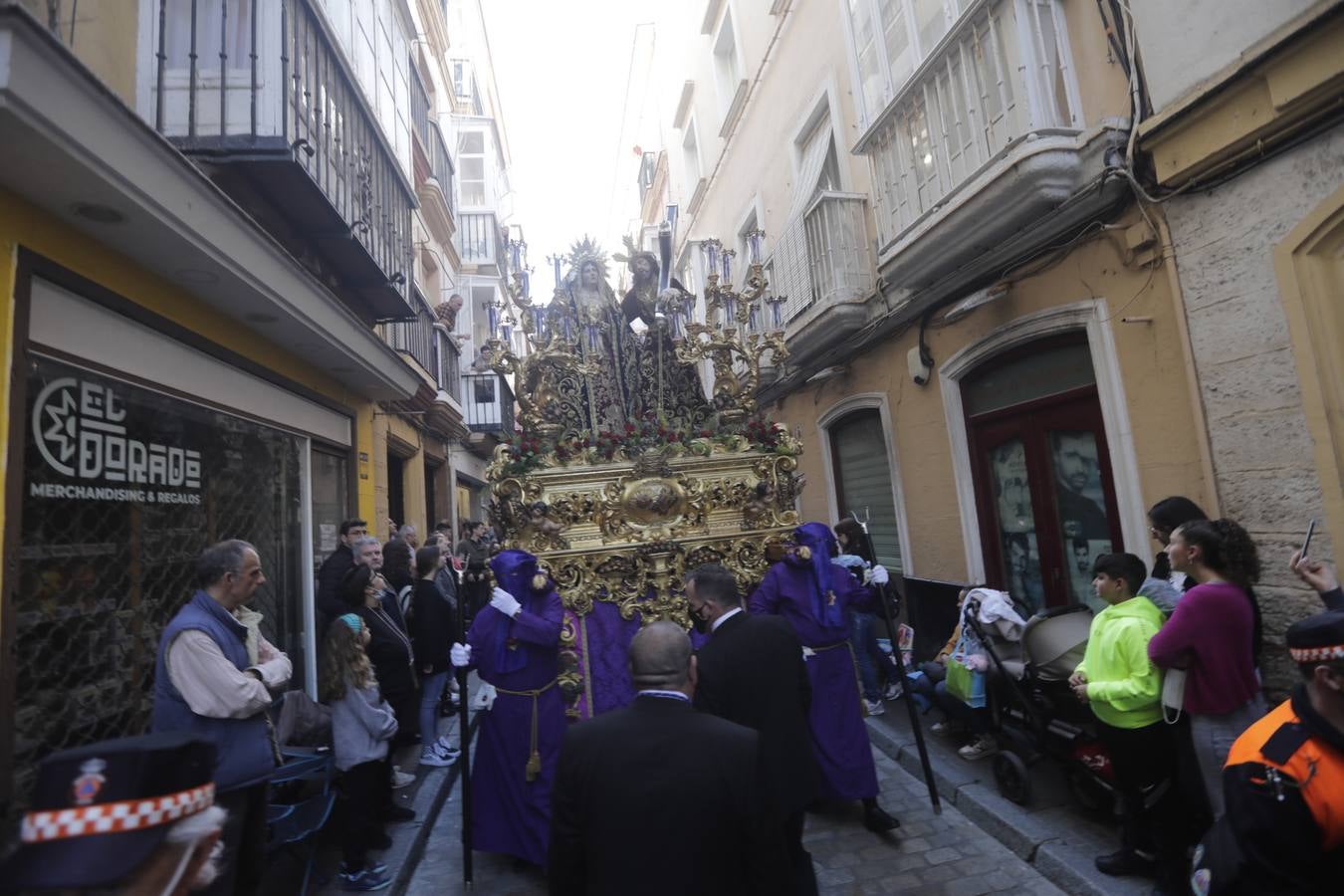 Fotos: La hermandad de Afligidos, el Jueves Santo en Cádiz