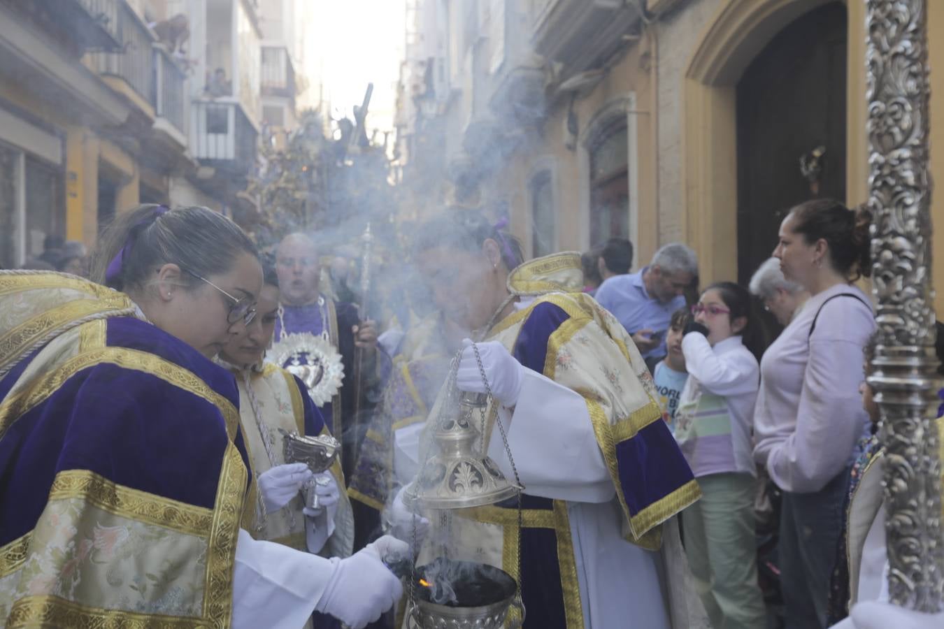 Fotos: La hermandad de Afligidos, el Jueves Santo en Cádiz