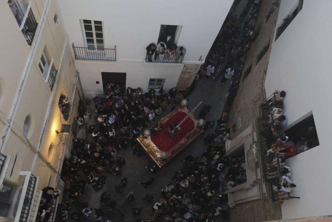 Fotos: El Nazareno se reencuentra con Santa María el Jueves Santo en Cádiz