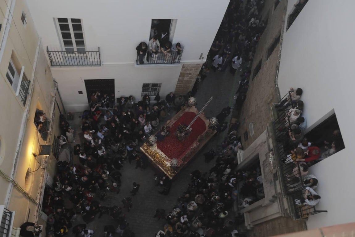 Fotos: El Nazareno se reencuentra con Santa María el Jueves Santo en Cádiz