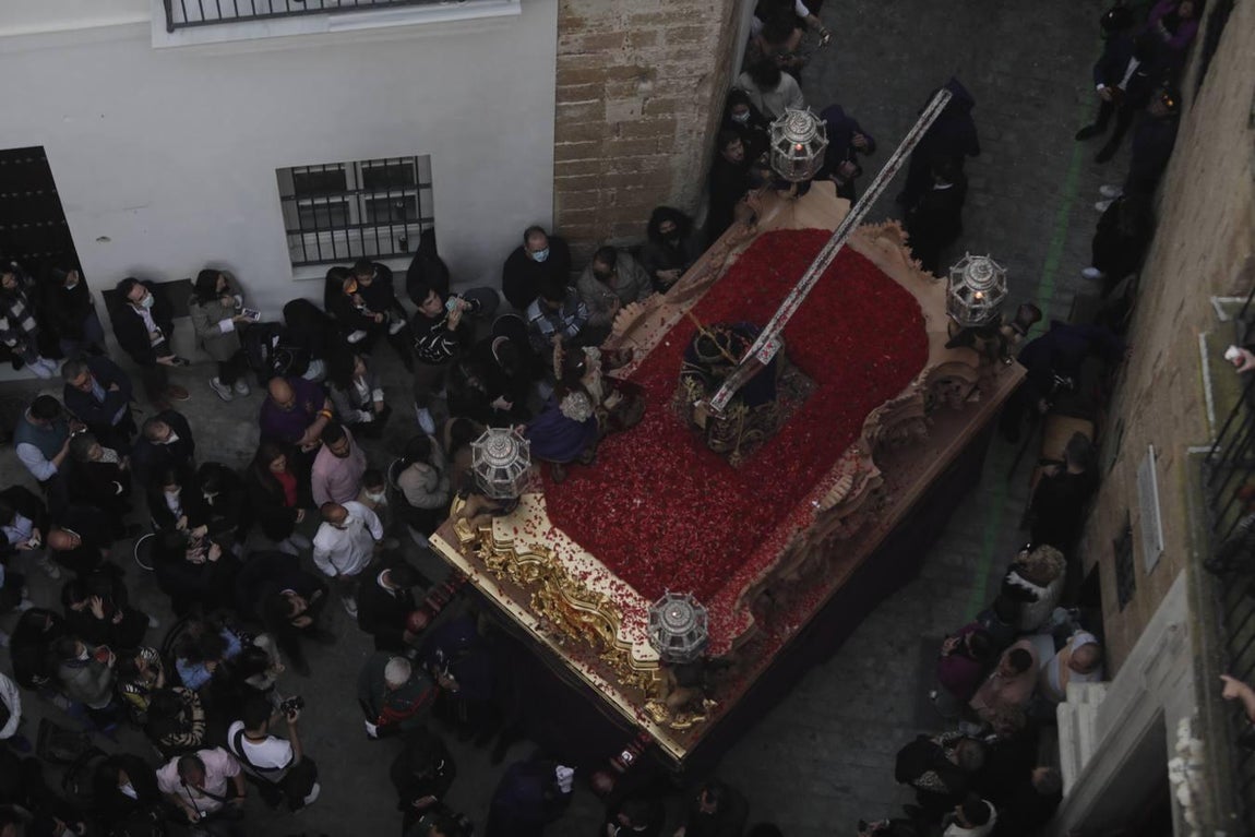 Fotos: El Nazareno se reencuentra con Santa María el Jueves Santo en Cádiz
